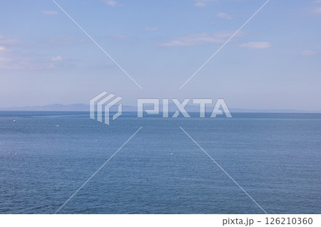 知床半島の羅臼から見た根室海峡と国後島 126210360
