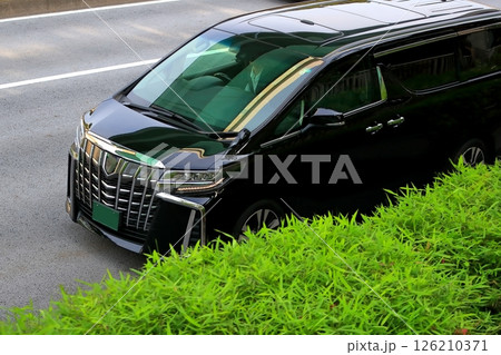 黒い高級ミニバン　イメージ 126210371