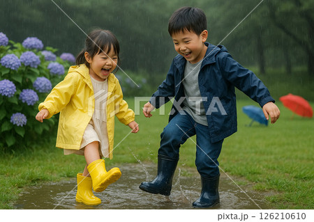 梅雨の公園で水たまり遊びを楽しむ兄妹の笑顔の瞬間 梅雨の公園で水たまり遊びを楽しむ兄妹の笑顔の瞬間 126210610