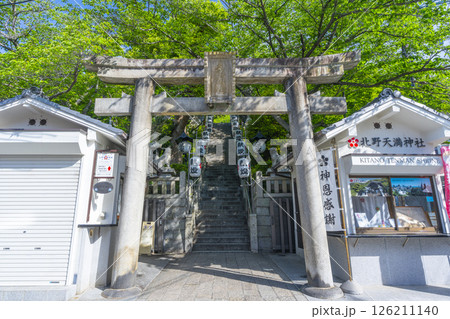 神戸 北野天満神社 新緑に包まれた石鳥居と石段の参道 神戸 北野天満神社 新緑に包まれた石鳥居と石段の参道 126211140