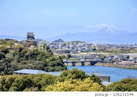 犬山市、国宝犬山城と周辺の自然の風景 126211544