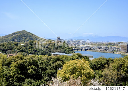 犬山市、国宝犬山城と犬山市街の風景 犬山市、国宝犬山城と犬山市街の風景 126211747