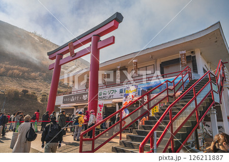 伊東市の青空に映える大室山の山焼きの風景(静岡県) 126211887