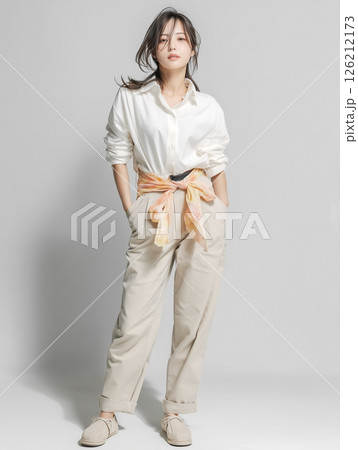 シンプルで上品なファッションの若い女性モデルの全身スタイル シンプルで上品なファッションの若い女性モデルの全身スタイル 126212173