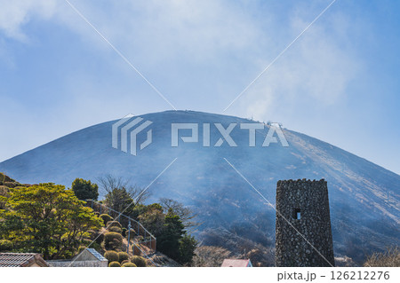 伊東市の青空に映える大室山の山焼きの風景(静岡県) 伊東市の青空に映える大室山の山焼きの風景(静岡県) 126212276