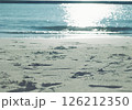 フィルムカメラで撮った砂浜に打ち寄せる波とシャボン玉 126212350