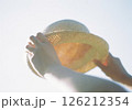 麦わら帽子と麦わらの帽子を持つ手 126212354