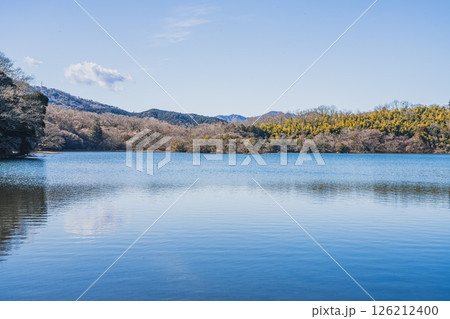 伊東市の一碧湖の風景(静岡県) 126212400