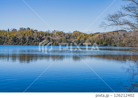 伊東市の一碧湖の風景(静岡県) 126212402