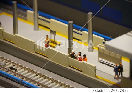 駅のホームで待つ人々のミニチュア 126212450