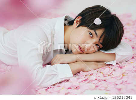 花びらに包まれたやさしい眼差しの若い日本人男性（AI生成画像） 126215043