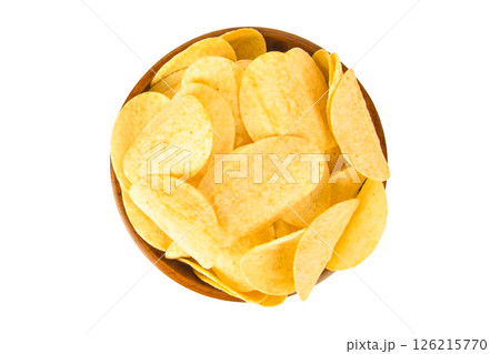 potato chips in wooden brown cup isolated 126215770