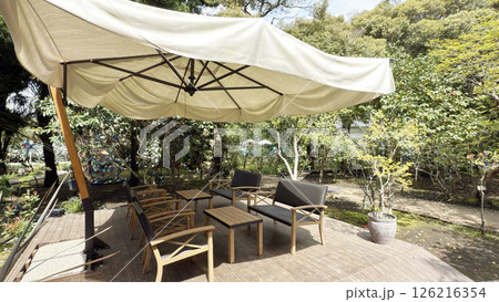 ウッドデッキとテントのカフェテラス 126216354