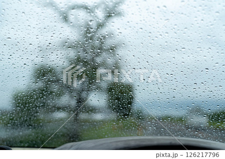 【梅雨素材】車のフロントガラスに付く水滴【長野県】 126217796