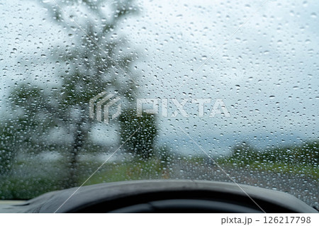 【梅雨素材】車のフロントガラスに付く水滴【長野県】 【梅雨素材】車のフロントガラスに付く水滴【長野県】 126217798