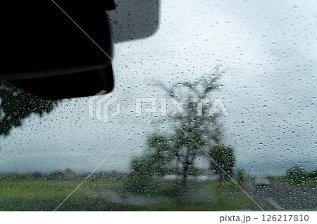 【梅雨素材】車のフロントガラスに付く水滴【長野県】 【梅雨素材】車のフロントガラスに付く水滴【長野県】 126217810