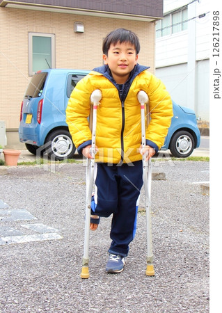 子供 怪我 松葉杖 子供 怪我 松葉杖 126217898