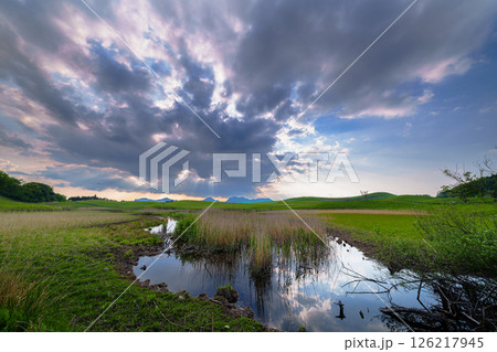 山焼きから丁度3カ月一面すすきの新緑に覆われた曽爾高原の夕景 日没から美しい夕焼け空まで⑩ 山焼きから丁度3カ月一面すすきの新緑に覆われた曽爾高原の夕景 日没から美しい夕焼け空まで⑩ 126217945
