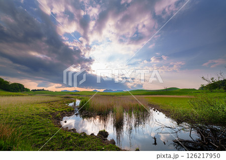 山焼きから丁度3カ月一面すすきの新緑に覆われた曽爾高原の夕景 日没から美しい夕焼け空まで⑮ 山焼きから丁度3カ月一面すすきの新緑に覆われた曽爾高原の夕景 日没から美しい夕焼け空まで⑮ 126217950