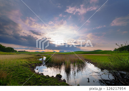 山焼きから丁度3カ月一面すすきの新緑に覆われた曽爾高原の夕景　日没から美しい夕焼け空まで⑲ 126217954