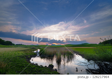 山焼きから丁度3カ月一面すすきの新緑に覆われた曽爾高原の夕景 日没から美しい夕焼け空まで㉙ 山焼きから丁度3カ月一面すすきの新緑に覆われた曽爾高原の夕景 日没から美しい夕焼け空まで㉙ 126217964