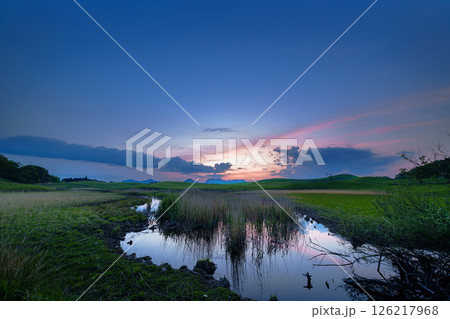 山焼きから丁度3カ月一面すすきの新緑に覆われた曽爾高原の夕景　日没から美しい夕焼け空まで㉝ 126217968