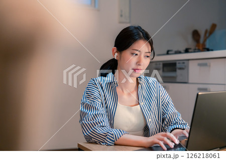 夜遅くにリモート会議をする若いビジネスパーソン 夜遅くにリモート会議をする若いビジネスパーソン 126218061