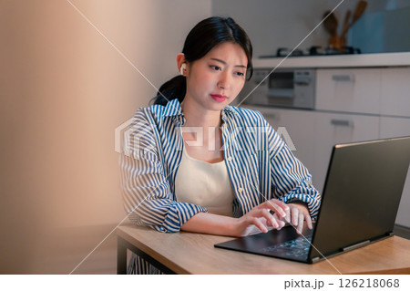 夜遅くにリモート会議をする若いビジネスパーソン 126218068