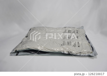 圧縮袋に収納された布団 126218817
