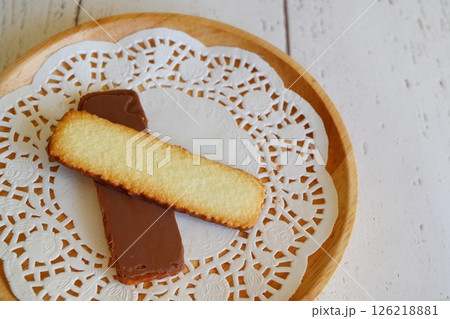 チョコレートがコーティングされた細長いクッキー 126218881