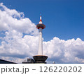 京都のランドマークの京都タワーと秋晴れの空 126220202