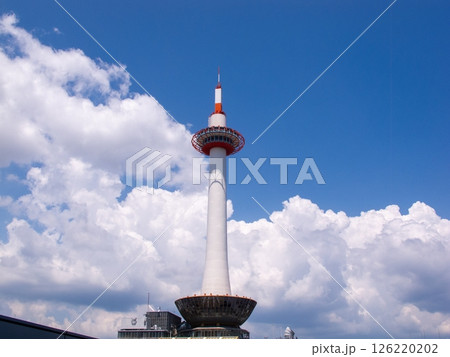 京都のランドマークの京都タワーと秋晴れの空 126220202