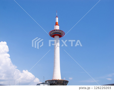 京都のランドマークの京都タワーと秋晴れの空 126220203