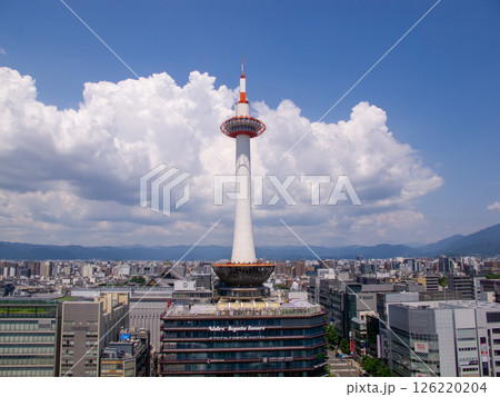 京都のランドマークの京都タワーと秋晴れの空 126220204