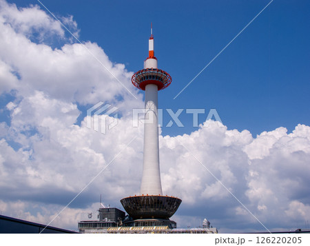京都のランドマークの京都タワーと秋晴れの空 126220205