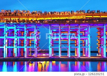 大阪万博　七色に光る大屋根リング 126220231