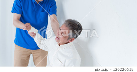 肩が痛い高齢者男性とスタッフ 肩が痛い高齢者男性とスタッフ 126220519
