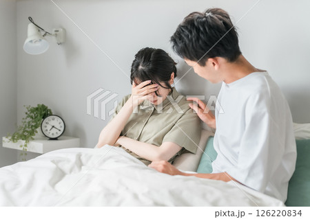 ベッドで悲しむ妻を慰める夫(慰める・夫婦喧嘩) ベッドで悲しむ妻を慰める夫(慰める・夫婦喧嘩) 126220834