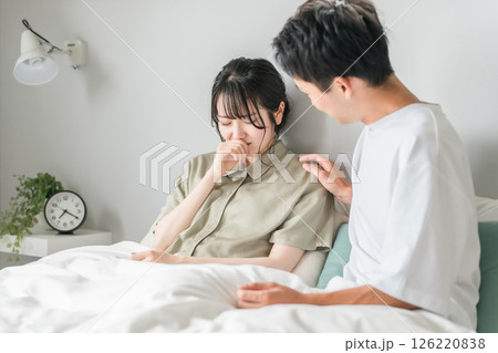 鼻炎・花粉症・鼻詰まりの症状で苦しむ女性と心配する男性 126220838