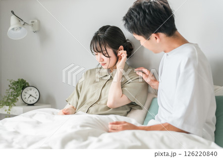 耳鳴り・耳・目眩・難聴・中耳炎に悩む女性と心配する男性 126220840