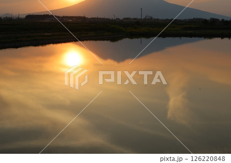 水田に映る夕陽と岩木山 126220848