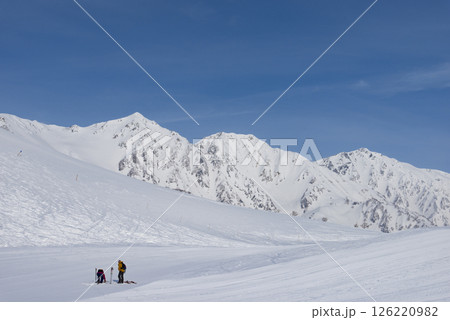 長野県白馬村八方尾根から望む白馬三山と登山者 126220982