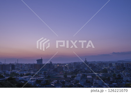 大分市の夜明けと朝焼けの空 126221070