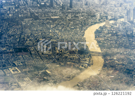 バンコク中心部＆チャオプラヤー川 [空撮] ラッタナコーシン～トンブリー / Bangkok 126221192