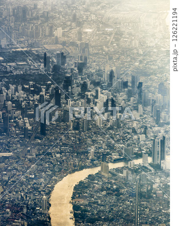 バンコク中心部＆チャオプラヤー川 [空撮] シーロム～スクンビット / Bangkok 126221194