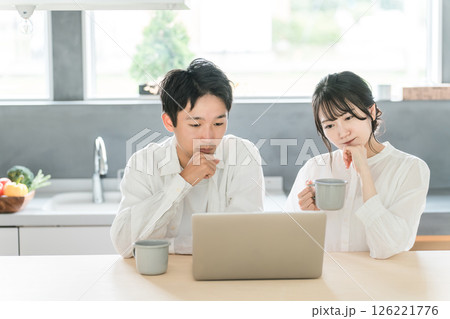パソコンを見ながら家族会議をする夫婦・カップル(投資・貯金・資産運用・投資信託) パソコンを見ながら家族会議をする夫婦・カップル(投資・貯金・資産運用・投資信託) 126221776