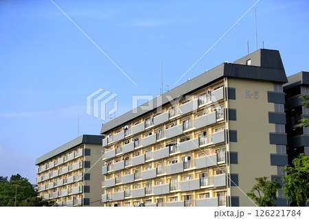 青空と集合住宅 126221784