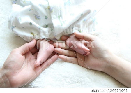 新生児の小さな足とパパとママの手 126221961