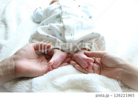 新生児の小さな足とパパとママの手 新生児の小さな足とパパとママの手 126221965