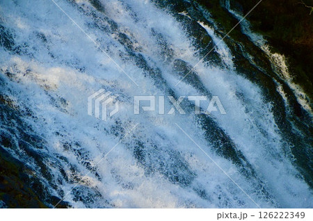 オシンコシンの滝（チャラッセナイ川･河口付近／北海道斜里郡斜里町） 126222349